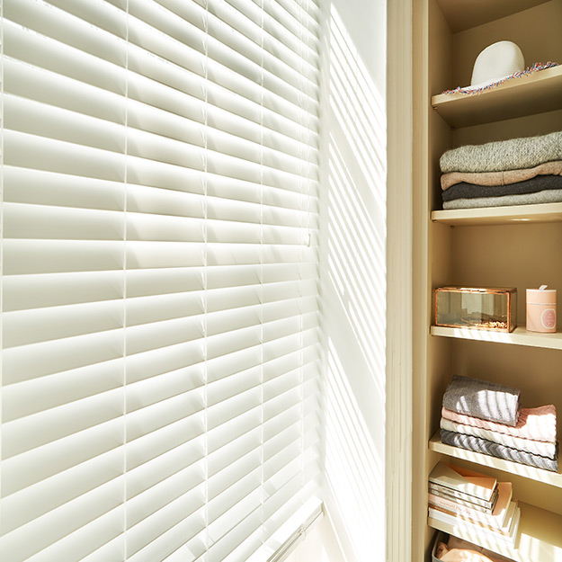 arena-cool-white-faux-wood-venetian